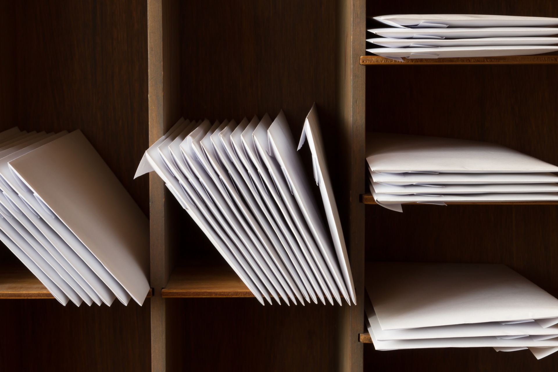 Organisation des courriers | TRANSPORT INTER-REGIONAL Enveloppes blanches dans un casier en bois